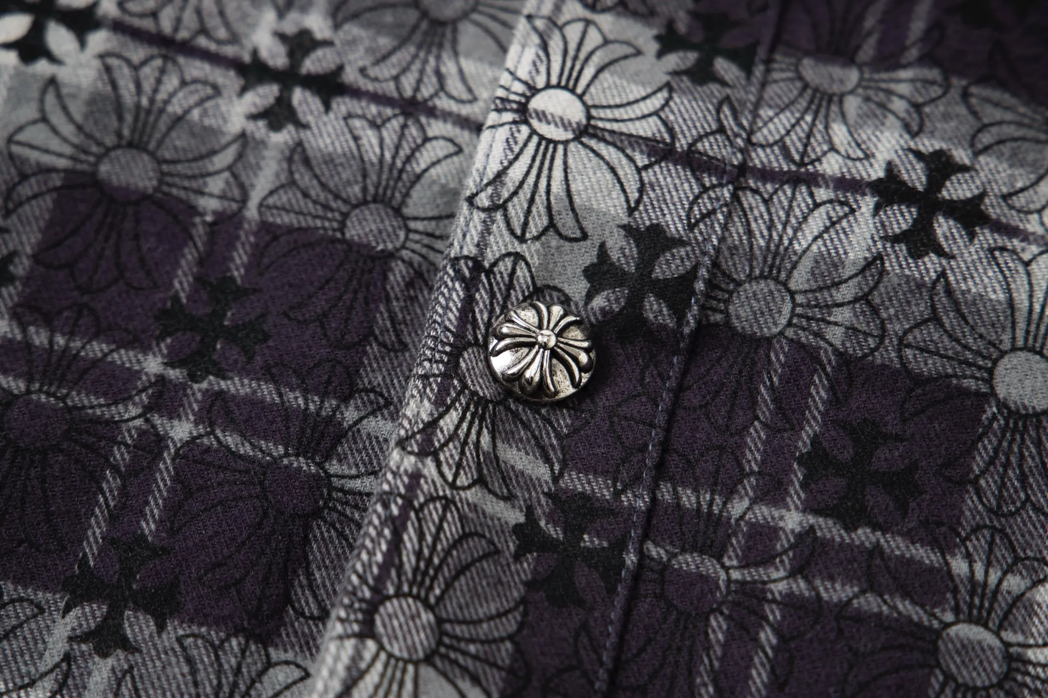 P230 Style number: G008 Chrome Hearts classic cashew flower cross all-over printed jacquard long-sleeved top casual shirt for couples 1️⃣Customized original jacquard fabric, high-quality pure cotton jacquard plaid fabric, soft and comfortable to the touch, a very high-quality fabric! 2️⃣The details of the workmanship are perfectly controlled. The lining is made of vest hemming, and the cuffs are made of double cross leather labels. It is different from the ordinary version. The collar is also designed with interlining, which shows high-end fashion and personality. The style is fashionable, simple and elegant, and it is a very versatile jacket! 4⃣️Complete accessories, all customized with original versions! Same style for men and women Color: cashew black Size: S, M, L, XL